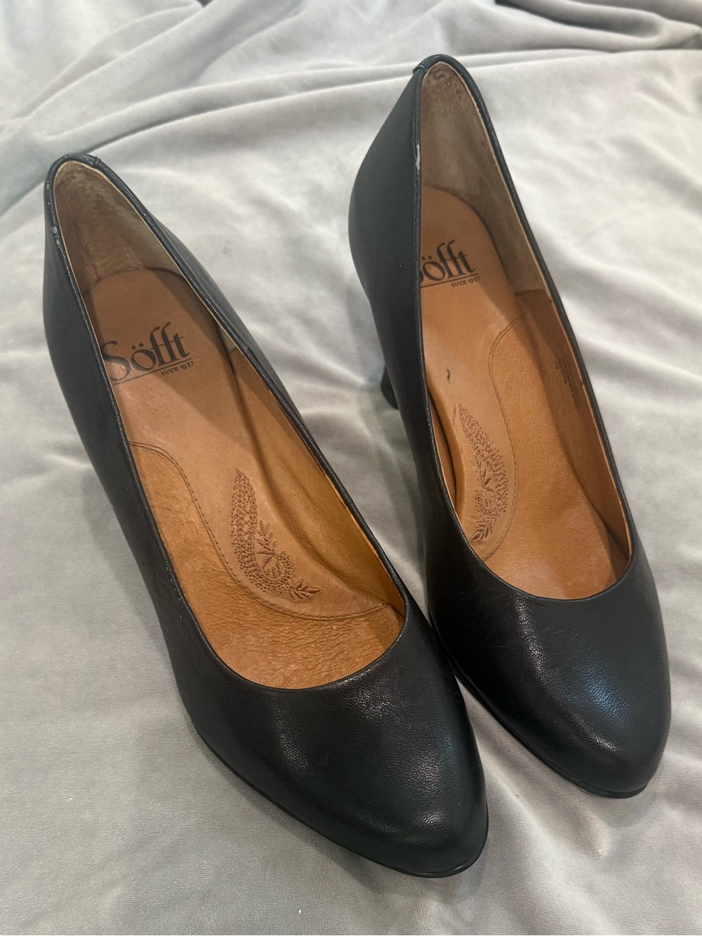 Söfft Black Leather Pointed-Toe Pumps